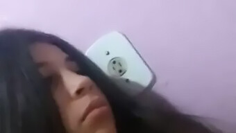 Ragazza Latina Di 18 Anni Si Spoglia Su Periscopio In Un Video Hd