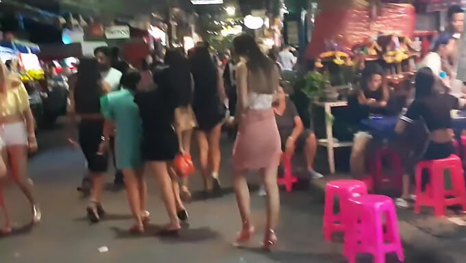 Uma Compilação Das Garotas Tailandesas Mais Quentes Na Rua De Caminhada De Pattaya