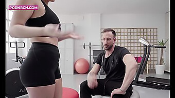 A Adolescente Latina Americana Com Peitos Grandes E Bunda Grande Tem Seu Pau Grande Penetrado Por Seu Personal Trainer Musculoso Em 4k