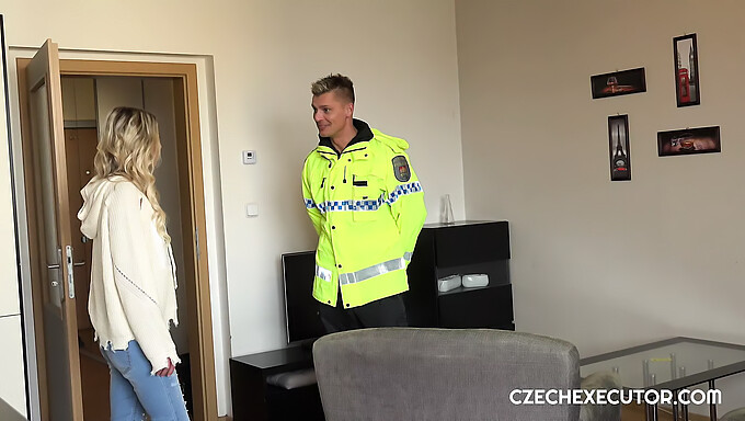 Nadržený Policista Claudie Macc Ji Tvrdě Šuká V Tomto Porno Videu