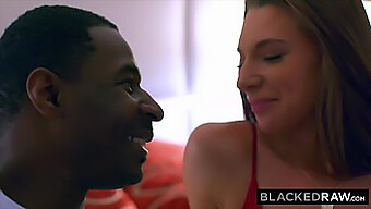 Kontol Hitam Besar Mengambil Alih Blowjob Interracial Ini