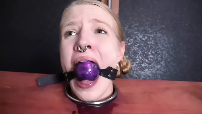 Sclavul Bdsm Primește Tratament Cu Vibrator Într-Un Videoclip American