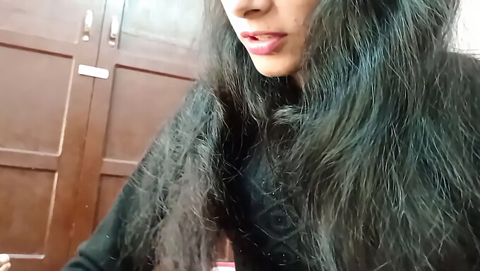 Hindi Audio Hd Video Of A Desi Girl Seducing A Delivery Boy And Giving Him An Ass Ride