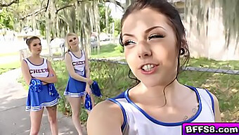 Kelompok Cheerleader Mendapatkan Blowjob Dan Oral Kontol Besar Dalam Seks Kelompok Yang Panas