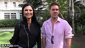 Jasmine Jae, En Lummer Milf Med Piercet Klit Og Store Bryster, Nyder Offentlig Sex På Stranden