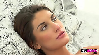 Polna Prsi August Ames Dobi Svoja Usta In Muco Pofukano