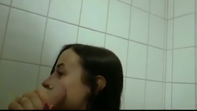 Une Fille Coquine Se Fait Baiser Dans Les Toilettes Publiques Par Une Grosse Bite