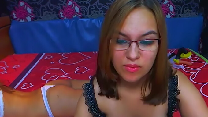 Lesbienele Amatoare Se Bucură De O Acțiune Live De Fisting Prin Webcam