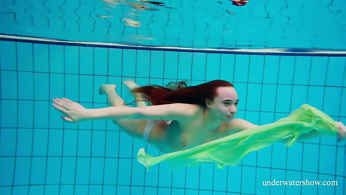 La Diciottenne Nina Mohnatka Mostra Le Sue Piccole Tette E La Sua Figa In Bikini