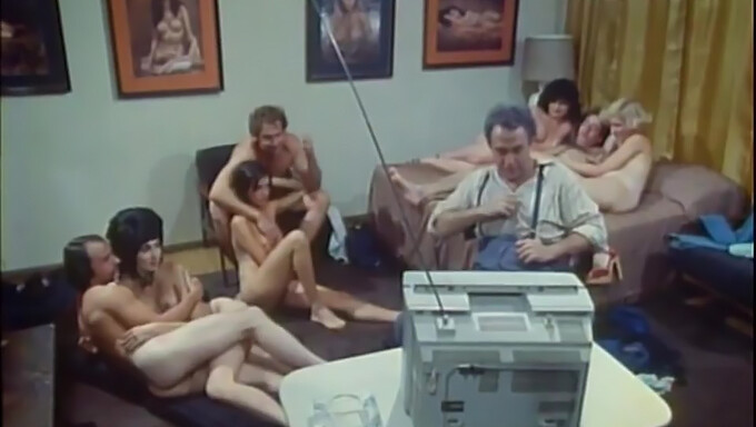 Donne Pelose Si Fanno Scopare In Una Scena Di Sesso Di Gruppo Vintage