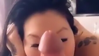 Asiatisk Jente Med Store Pupper Gir Pappaen Sin En Røff Blowjob