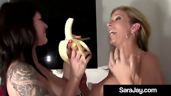 Grote Kont Milf Sara Jay En Daisy Rock Delen Hun Grote Tieten In Een Hete Video!