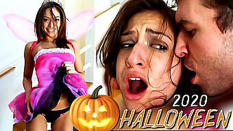 Peitos Pequenos E Bunda Grande São Fodidos No Pornô De Halloween